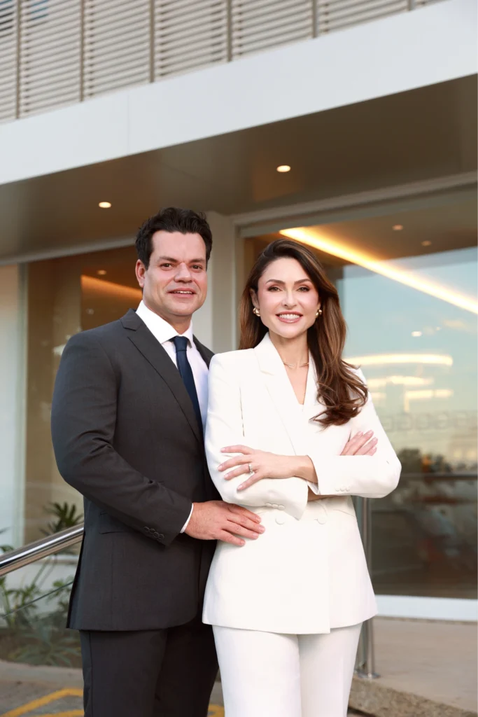 Dra. Flávia Gorini e Dr. Ademir Jacob em frente ao Instituto Flávia Gorini em Londrina
