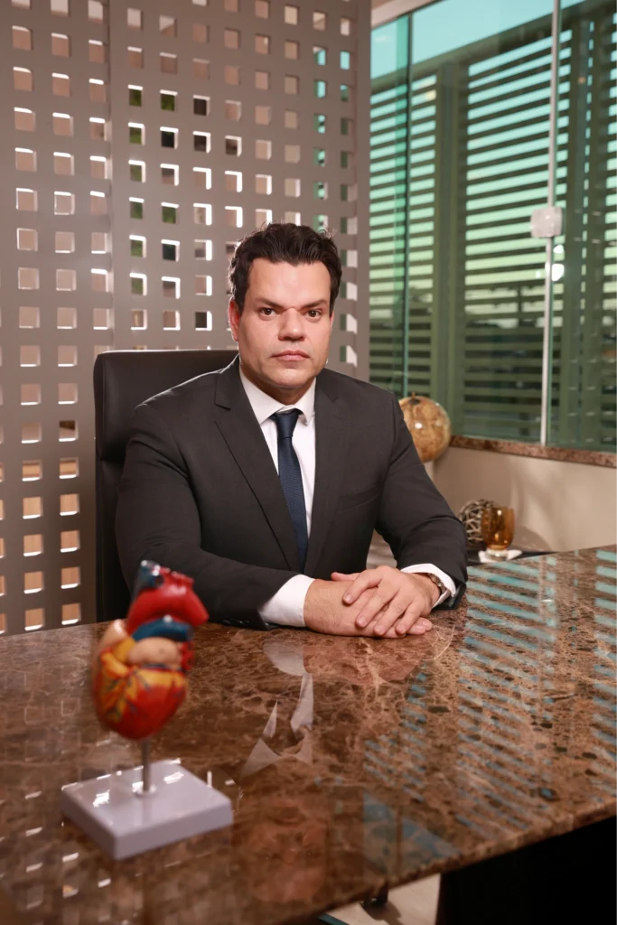 Dr. Ademir Jacob, cardiologista, em seu consultório no Instituto